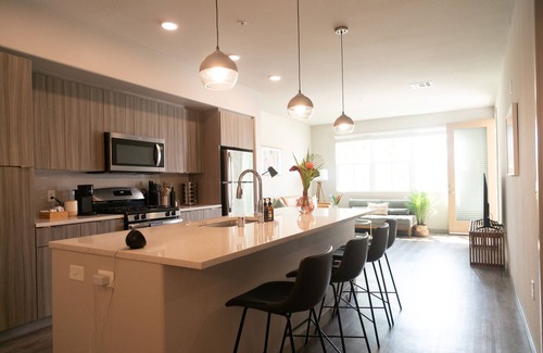 Camarillo Condominio | King Bed / Gym / Hot Tub / 850 / Parking / Wifi