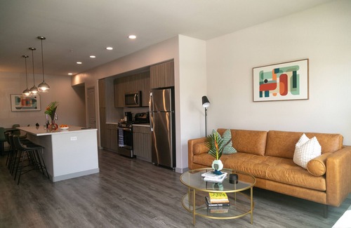 Camarillo Condominio | King Bed / Gym / Hot Tub / 850 / Parking / Wifi