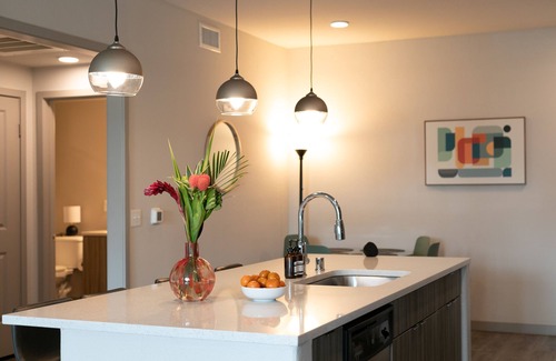 Camarillo Condominio | King Bed / Gym / Hot Tub / 850 / Parking / Wifi