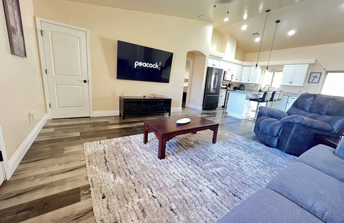 Fortuna Foothills Casa | King bed - hot tube, 2 queens, sofa sleeper. Home away from home.