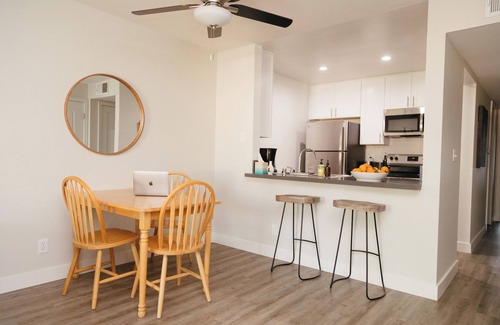 Westlake Village Apartamento | King Bed, Hottub, Pool, Parking, W/D, AC
