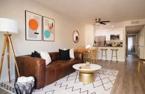 Westlake Village Apartamento | King Bed, Hottub, Pool, Parking, W/D, AC