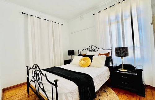 Ashwood Casa | King bed house in Central location to everywhere