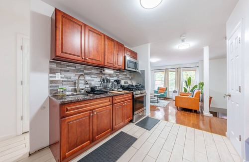 Queens Apartamento | King Bed in 2nd Fl apt on Dead End St