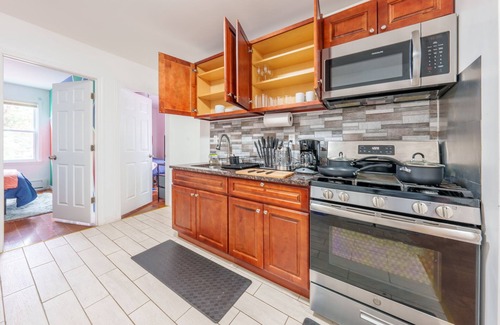 Queens Apartamento | King Bed in 2nd Fl apt on Dead End St