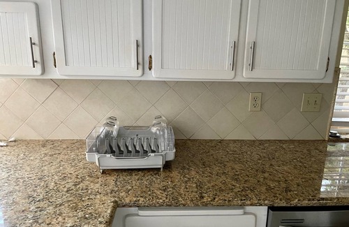 Raisin Casa | King bed in gated community very next to Woodward Park. Waking, dinning & shops