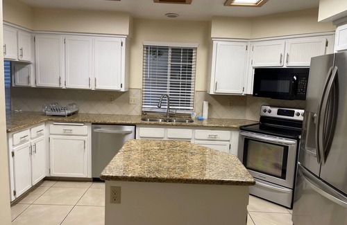 Raisin Casa | King bed in gated community very next to Woodward Park. Waking, dinning & shops