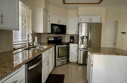 Raisin Casa | King bed in gated community very next to Woodward Park. Waking, dinning & shops