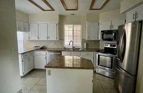Raisin Casa | King bed in gated community very next to Woodward Park. Waking, dinning & shops