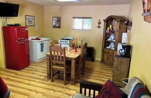 San Lorenzo Apartamento | King Bed / Kitchen Suite at Lake Roberts