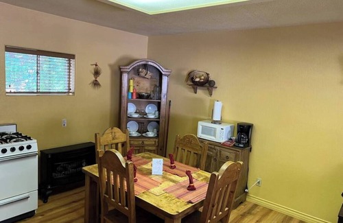 San Lorenzo Apartamento | King Bed / Kitchen Suite at Lake Roberts