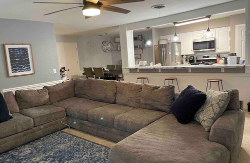 Amarillo Casa | KING BED-Large open space for family fun!