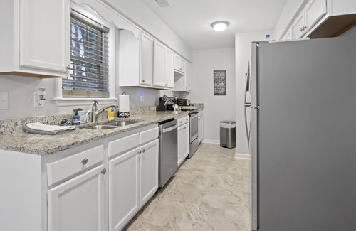 Newnan Casa | King bed 🛌 memory foam mattress fast wi fi 🎊 BBQ grill & close to downtown 😀