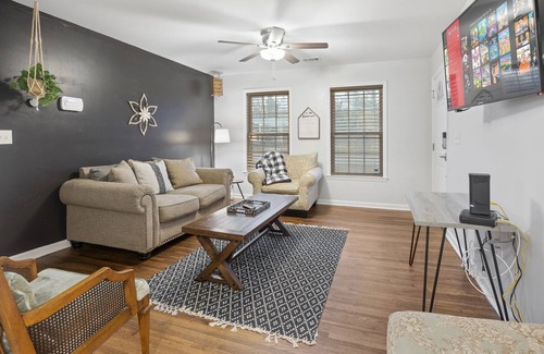 Newnan Casa | King bed 🛌 memory foam mattress fast wi fi 🎊 BBQ grill & close to downtown 😀