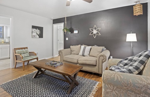 Newnan Casa | King bed 🛌 memory foam mattress fast wi fi 🎊 BBQ grill & close to downtown 😀