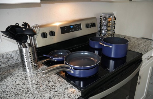 Terrell Heights Casa | King Bed, Minutes from Downtown and Pearl, Entire House