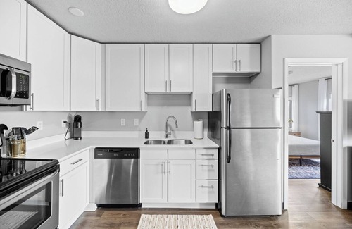 Historic East Village Apartamento | King Bed | Onsite Gym | Downtown Views | Parking