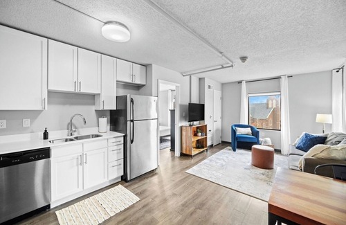 Historic East Village Apartamento | King Bed | Onsite Gym | Downtown Views | Parking