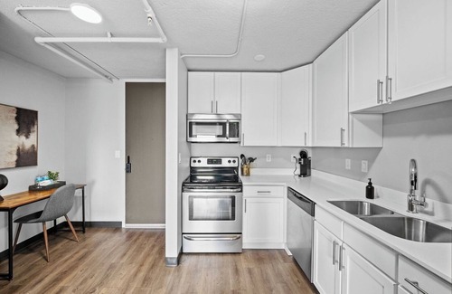 Historic East Village Apartamento | King Bed | Onsite Gym | Downtown Views | Parking