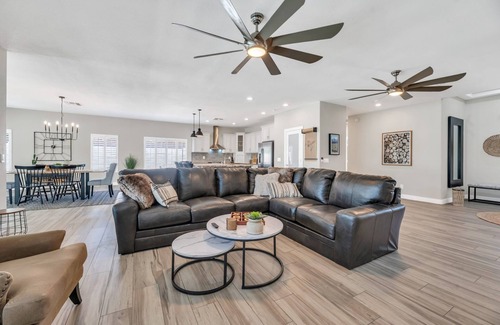 Palm Valley Casa | KING Bed ~ Palm Valley Golf Course ~ Heated Pool ~ Hot Tub ~ Updated Home!