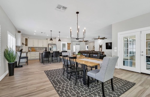 Palm Valley Casa | KING Bed ~ Palm Valley Golf Course ~ Heated Pool ~ Hot Tub ~ Updated Home!