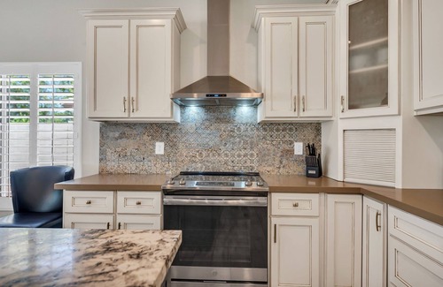 Palm Valley Casa | KING Bed ~ Palm Valley Golf Course ~ Heated Pool ~ Hot Tub ~ Updated Home!