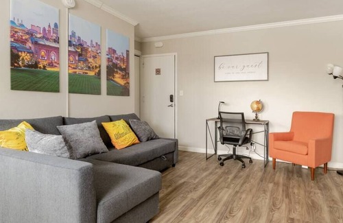 Country Club Plaza Area Apartamento | King Bed Penthouse One Blk to KC Plaza Pool/Gym