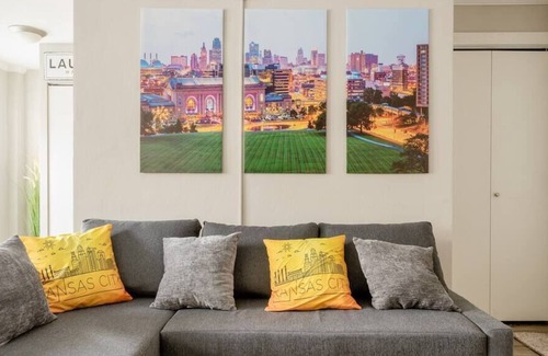Country Club Plaza Area Apartamento | King Bed Penthouse One Blk to KC Plaza Pool/Gym