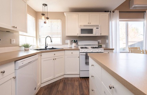 Old Farm District Casa | King Bed - Pet Friendly - EV Charger - Emersen’s Place
