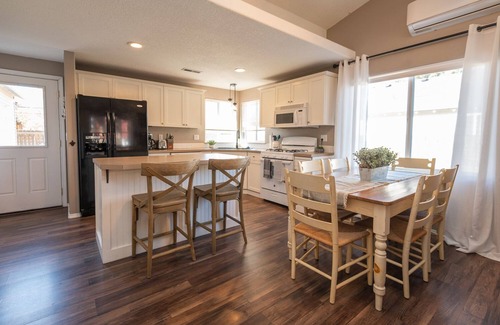 Old Farm District Casa | King Bed - Pet Friendly - EV Charger - Emersen’s Place