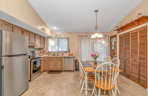 Crescent Beach Casa | King Bed - Private Deck - Walk To Beach - Arcade - Dogs OK - Baby Gear - Laundry