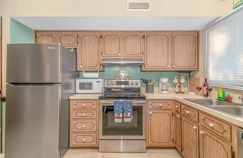 Crescent Beach Casa | King Bed - Private Deck - Walk To Beach - Arcade - Dogs OK - Baby Gear - Laundry