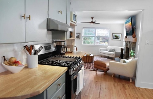 Black Mountain Casa | King Bed Prime Location Walk to Downtown