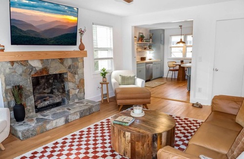Black Mountain Casa | King Bed Prime Location Walk to Downtown