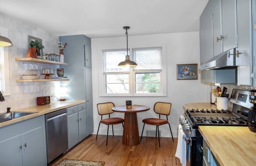 Black Mountain Casa | King Bed Prime Location Walk to Downtown
