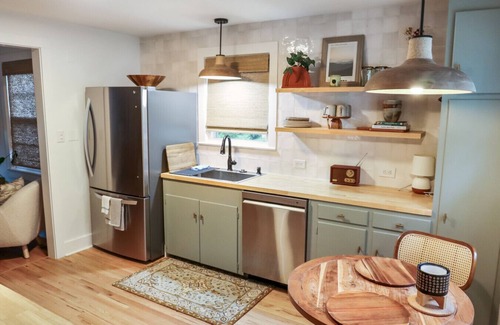 Black Mountain Casa | King Bed Prime Location Walk to Downtown