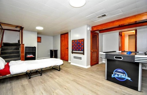 Brentwood Apartamento | King Bed! Quiet Pittsburgh Home! Close to City!