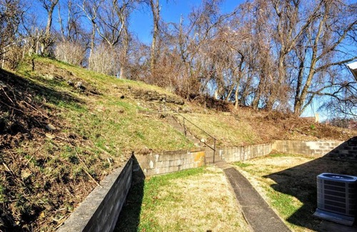 Brentwood Apartamento | King Bed! Quiet Pittsburgh Home! Close to City!
