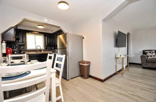 Brentwood Apartamento | King Bed! Quiet Pittsburgh Home! Close to City!