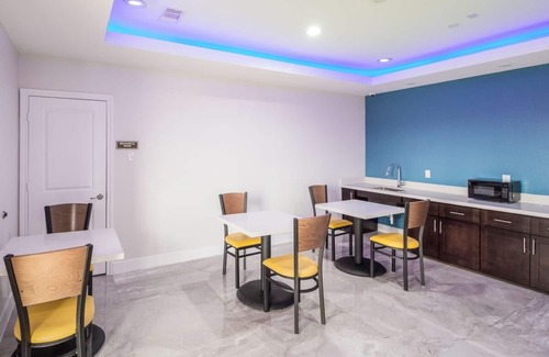 Houston Hotel | King Bed Room, Scottish Inns, Free Parking, Sofa, Minutes from CityCentre Plaza