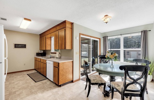 Warner Robins Casa | King Bed, Screened Porch, Covered RV parking & Garage! Great for extended stays