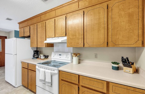 Warner Robins Casa | King Bed, Screened Porch, Covered RV parking & Garage! Great for extended stays