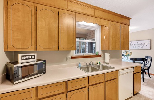 Warner Robins Casa | King Bed, Screened Porch, Covered RV parking & Garage! Great for extended stays