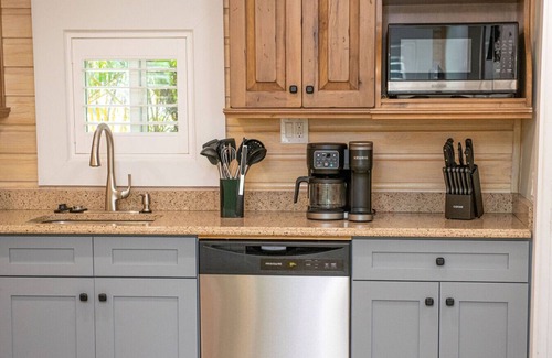 Madeira Beach Cabina | King Bed, Step to Madeira Beach, Heated Pool, Private