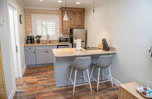 Madeira Beach Cabina | King Bed-Step to Madeira Beach-Heated Pool-Private