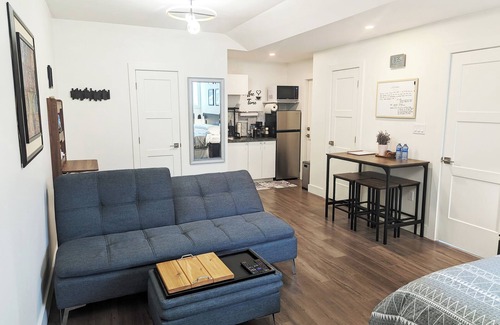 Southeast Kelowna Casa | King Bed Studio Suite with BBQ
