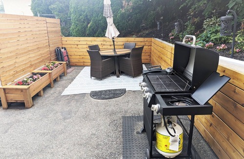 Southeast Kelowna Casa | King Bed Studio Suite with BBQ