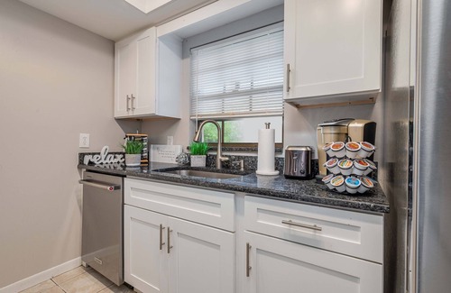 Auburndale Casa | King Bed Suite, Fireside Hot Tub, Gameroom
