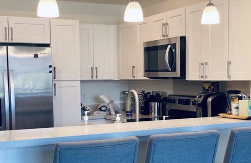 Ewa Condominio | King Bed w/ pool. Prime Location. Assigned Parking. Family Friendly!