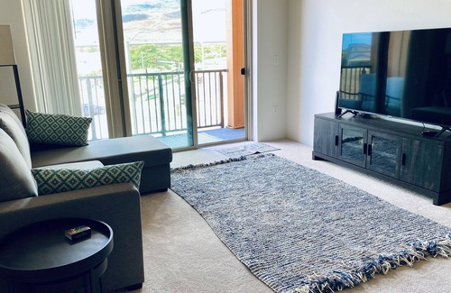 Ewa Condominio | King Bed w/ pool. Prime Location. Assigned Parking. Family Friendly!